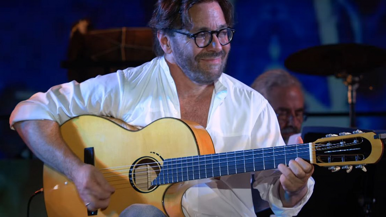 Al di Meola playing a Scharpach bespoke flamenco guitar, live at Berklee